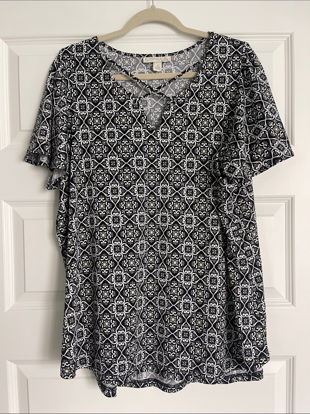 Black & White Crisscross V-Neck Short-Sleeve Top - Women's